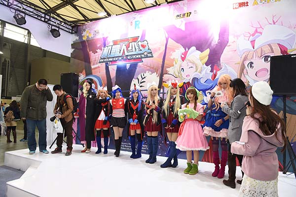 cosplay大赛自选环节现场直击–coser与粉丝互动游戏.JPG