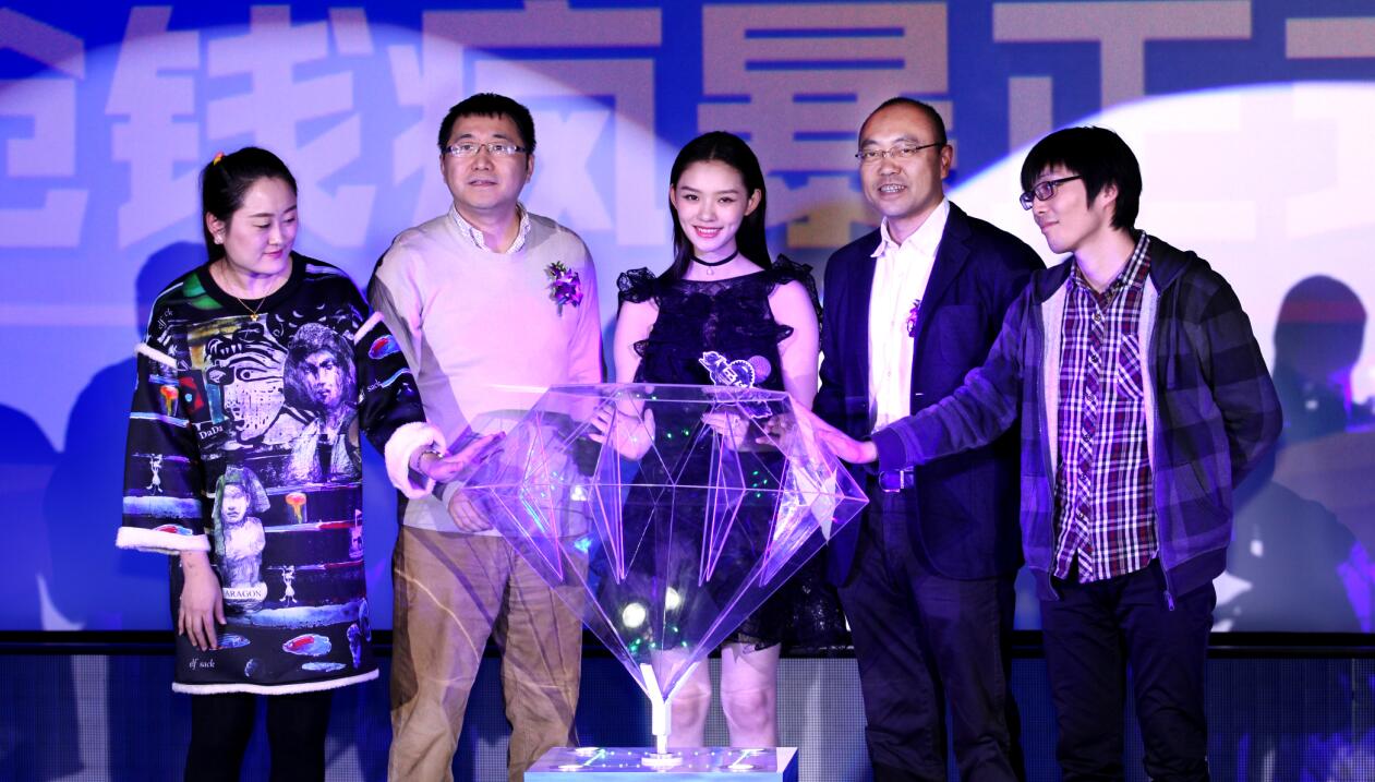 图3：360游戏业务总裁许怡然（右二）与林允共同启动360游戏玩家狂欢节.jpg